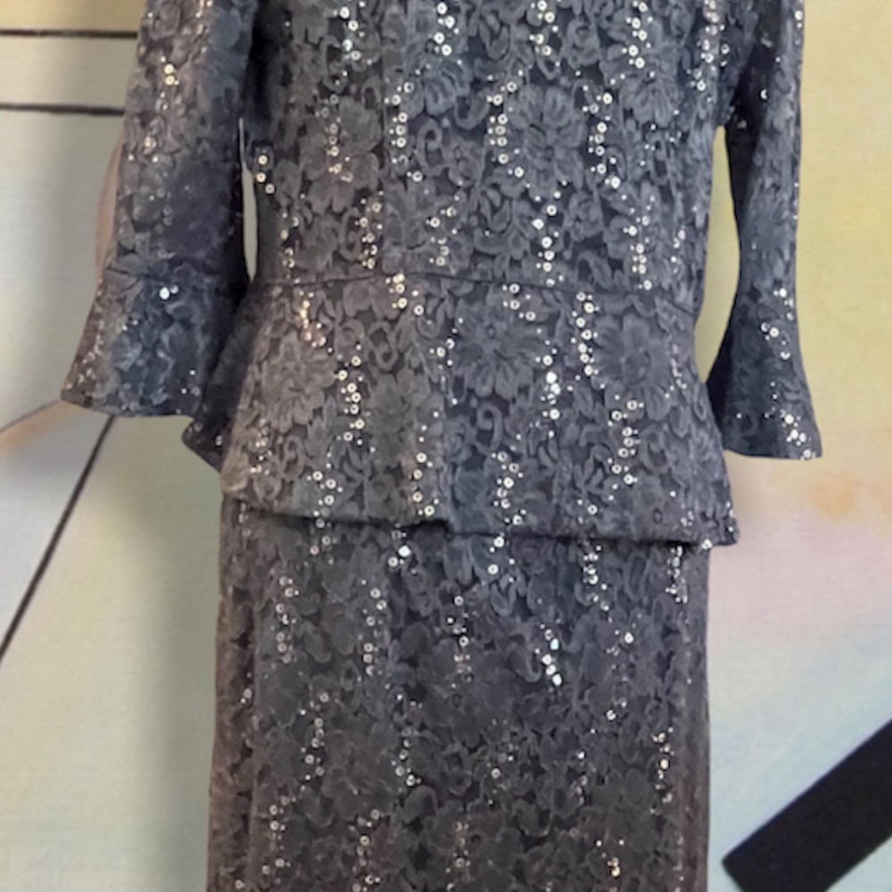 Beautiful women’s dress, size 12 - Picture 6 of 11